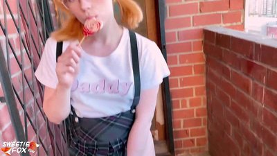 Schoolgirl Sucks a dick gu domhainn agus fucks an àite clasaichean.